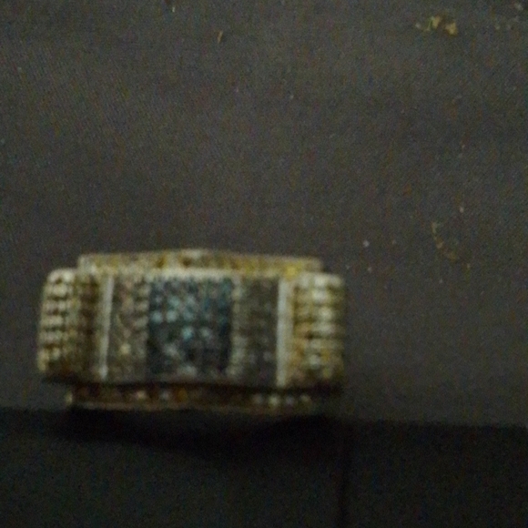 I'm selling a diamond ring - Picture 2 of 4